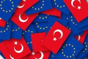 Toetredingsgesprekken van EU met Turkije moeten worden gestaakt volgens Turkijerapporteur